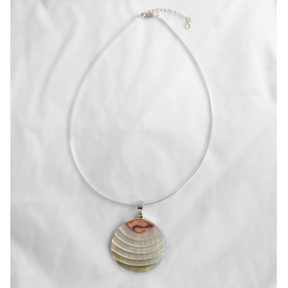Stunning Mother of Pearl, 925 Sterling Neckace - Picture 3 of 3